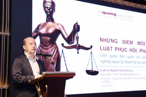Ông Nguyễn Hưng Quang, Trưởng Văn phòng Luật sư NHQuang và Cộng sự, đại diện Quản tài viên, trình bày về những điểm mới của Luật Phục hồi, phá sản. (Nguồn: Toaan.gov.vn)