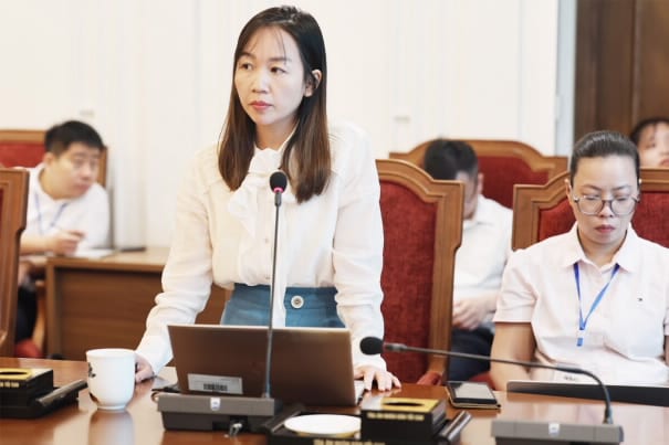 Đại diện Công ty FPT và GTEL báo cáo về tiến độ triển khai Nền tảng số thông minh. (Nguồn: Toaan.gov.vn)